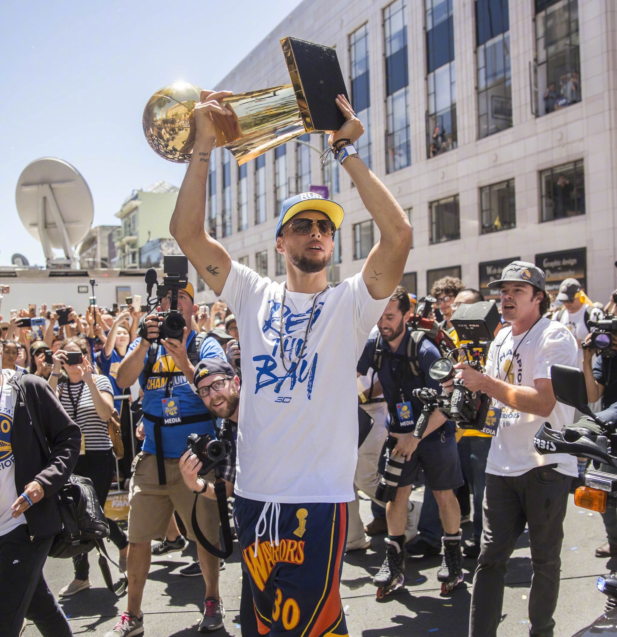 雪上飞驰，心向苍穹——滑雪运动的激情与蜕变（踏雪飞扬，志逐云天——滑雪的燃情与蜕变）