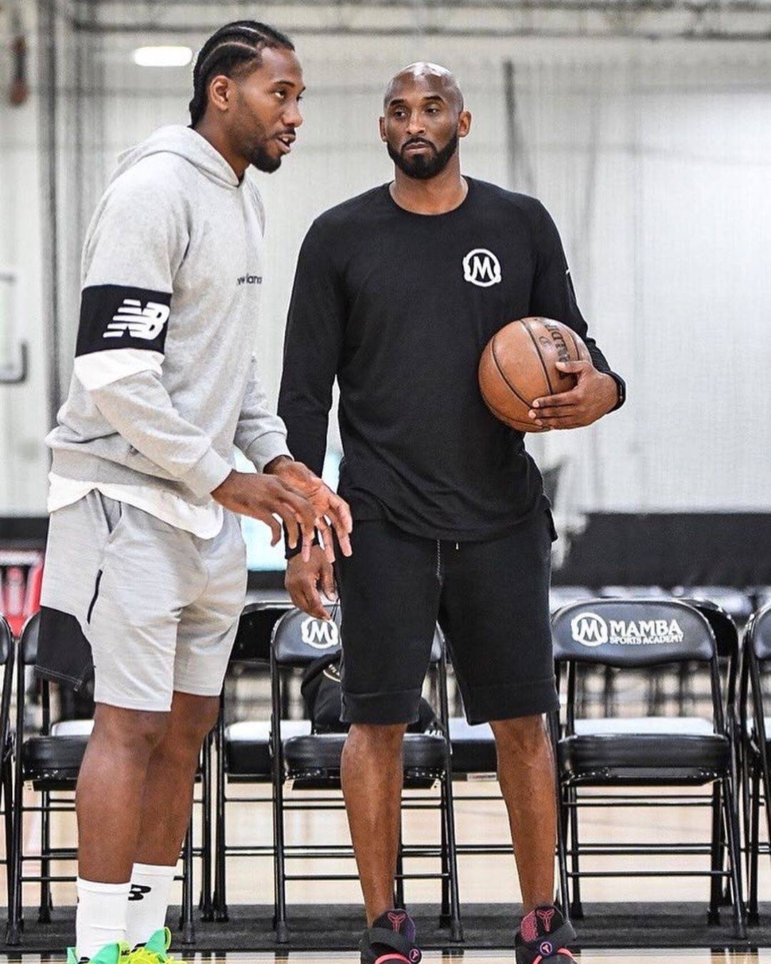 记者：埃里克佩戴面具训练，霍安将在国际比赛日后回归（记者称埃里克戴面罩参加训练，霍安预计在国际比赛日后复出）