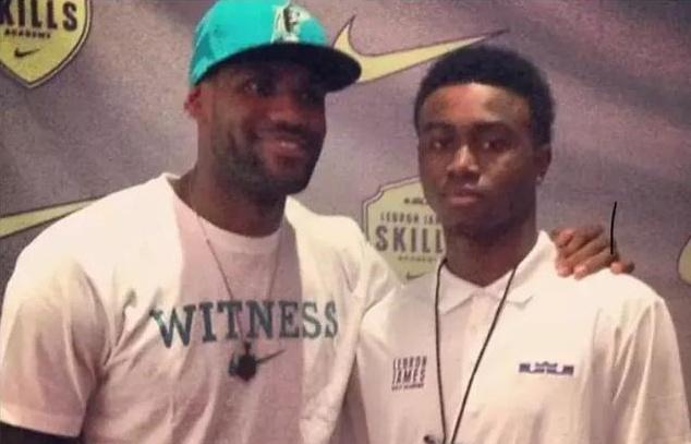 赫内斯遭拜仁球迷横幅抗议！前者近期曾呼吁废除50+1政策（呼吁废除50+1后，赫内斯遭拜仁球迷横幅抗议）