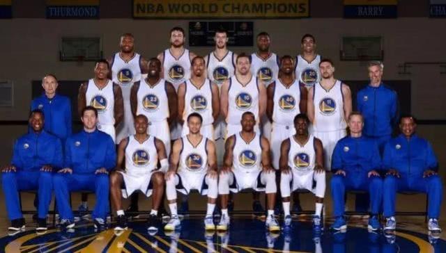 邮报：至少12家俱乐部想租梅努，但球员仍优先考虑那不勒斯（邮报：超12家球队欲租借梅努，他仍将那不勒斯列为首选）