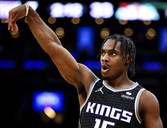 莱奥头发被拽找阿切尔比理论，后者：敢再指我就掰断你手指头（头发被拽后莱奥上前质问阿切尔比，后者警告：再指我就掰断你手指）