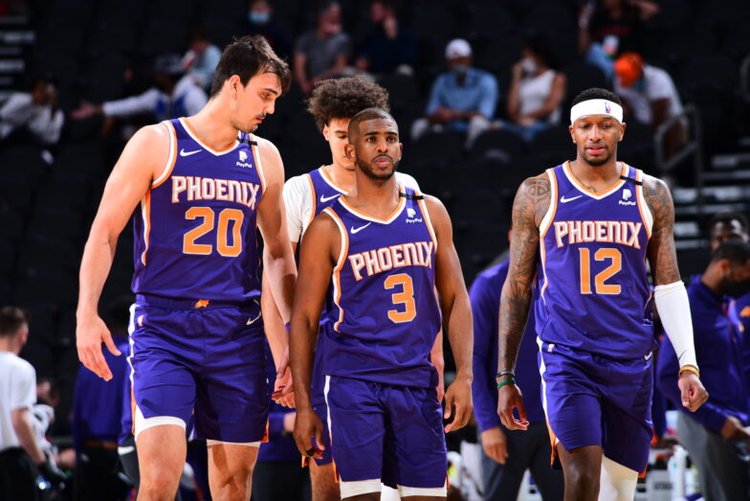 电讯报：图赫尔不会前往安菲尔德观赛，能否征召贝林充满疑问（电讯报：图赫尔将缺席安菲尔德观战，征召贝林成未知数）