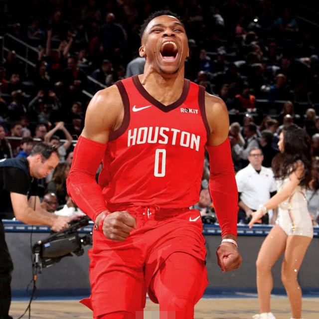 万项：首场比赛给自己打8.5分；开门红的意义相当重大（万项：首秀自评8.5分；首战告捷意义非凡）